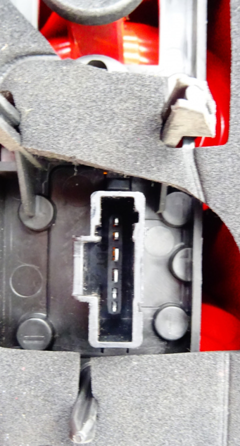 PEUGEOT 1007 LAMPA LEWY TYŁ EU