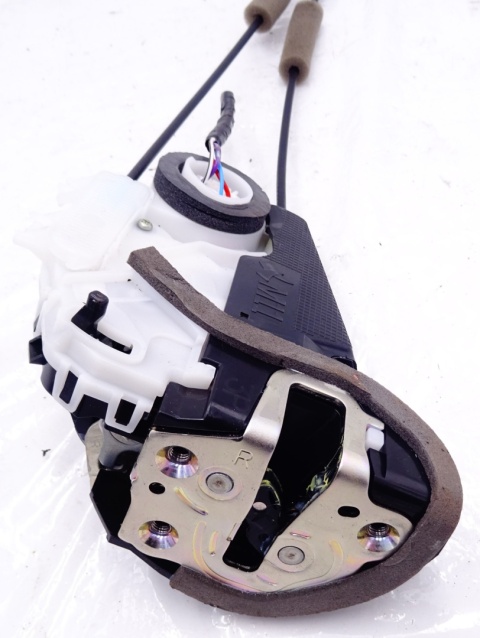 TOYOTA YARIS CROSS ZAMEK DRZWI PRAWY TYŁ - JAK NOWY EUROPA ORYGINAŁ