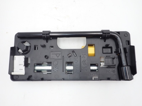 UCHO WKRĘTKA klucz do kół BERLINGO RIFTER COMBO DOBLO OD 2021r 9820292980