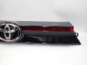Toyota Yaris Cross LAMPA TYŁ KLAPA BLENDA ZNACZEK 768010D760 JAK NOWA OE EU