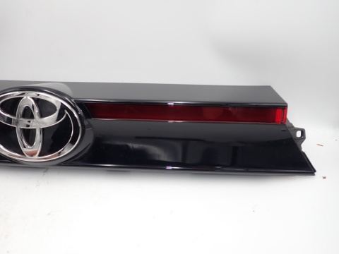 Toyota Yaris Cross LAMPA TYŁ KLAPA BLENDA ZNACZEK 768010D760 JAK NOWA OE EU