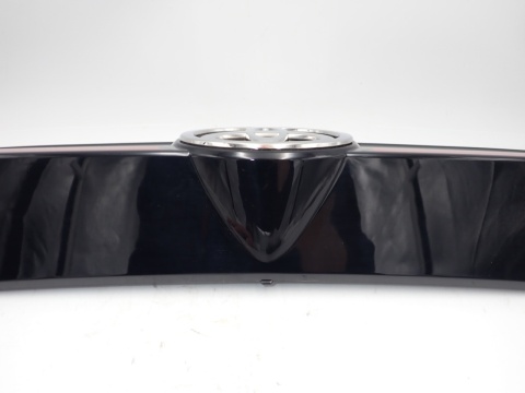 Toyota Yaris Cross LAMPA TYŁ KLAPA BLENDA ZNACZEK 768010D760 JAK NOWA OE EU