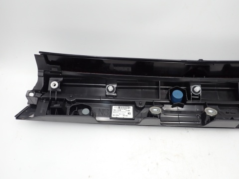 Toyota Yaris Cross LAMPA TYŁ KLAPA BLENDA ZNACZEK 768010D760 JAK NOWA OE EU