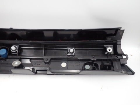 Toyota Yaris Cross LAMPA TYŁ KLAPA BLENDA ZNACZEK 768010D760 JAK NOWA OE EU