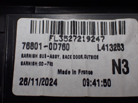 Toyota Yaris Cross LAMPA TYŁ KLAPA BLENDA ZNACZEK 768010D760 JAK NOWA OE EU