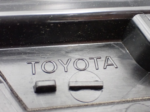 Toyota Yaris Cross LAMPA TYŁ KLAPA BLENDA ZNACZEK 768010D760 JAK NOWA OE EU