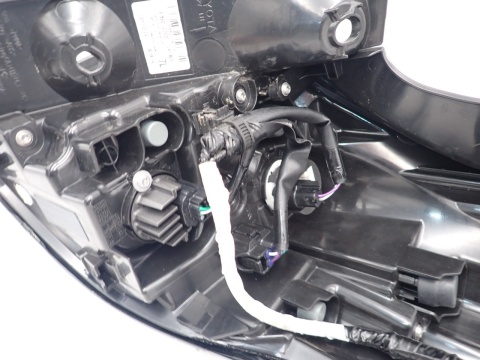 Toyota Yaris Cross LAMPA LEWY TYŁ BŁOTNIK LED 815600DE20 - JAK NOWA OE EU