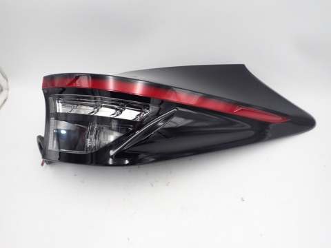 Toyota Yaris Cross LAMPA PRAWY TYŁ BŁOTNIK LED 815500DE20 - JAK NOWA OE EU