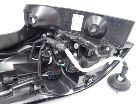 Toyota Yaris Cross LAMPA PRAWY TYŁ BŁOTNIK LED 815500DE20 - JAK NOWA OE EU