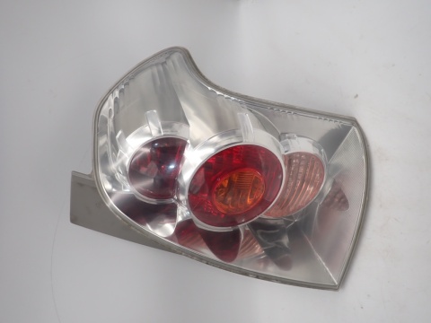 TOYOTA COROLLA VERSO LIFT lampa prawy tył PT0F-01 OF-01 FARBA kpl + wkład OE EUROPA