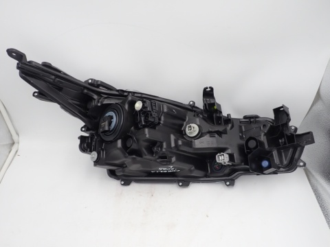 Toyota Corolla E21 '24 LIFT sedan LAMPA REFLEKTOR LEWY PRZÓD 81150-02T31-00 - JAK NOWY OE EUROPA