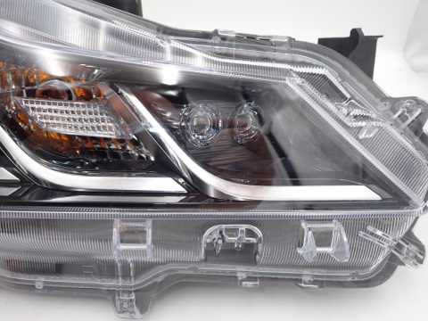 Toyota Corolla E21 '24 LIFT sedan LAMPA REFLEKTOR PRAWY PRZÓD 81110-02T31-00 - JAK NOWY OE EU