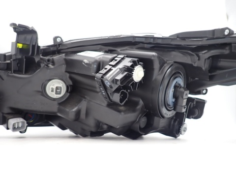 Toyota Corolla E21 '24 LIFT sedan LAMPA REFLEKTOR PRAWY PRZÓD 81110-02T31-00 - JAK NOWY OE EU